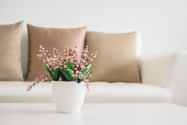 Planta de florero en la mesa