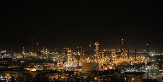 Planta de la industria de refinería de petróleo y gas en la noche