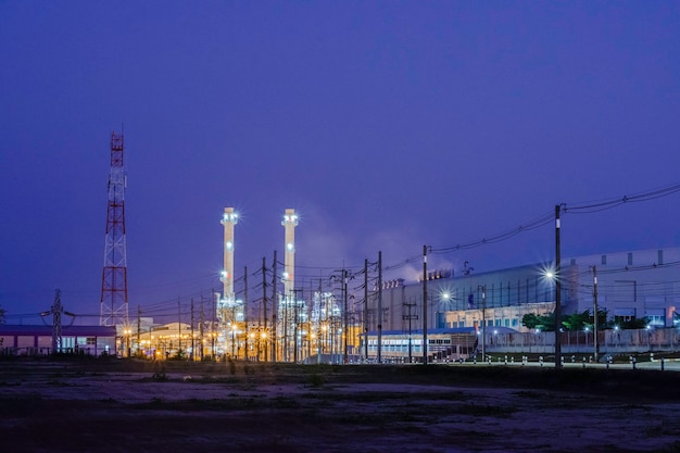 Planta industrial con hermosa luz en la noche oscura