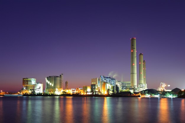 Planta industrial de noche