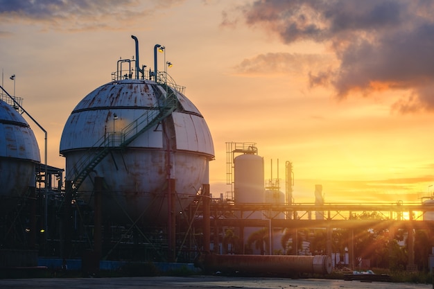 Planta industrial petroquímica en el fondo del cielo del atardecer, industria química de almacenamiento de gas