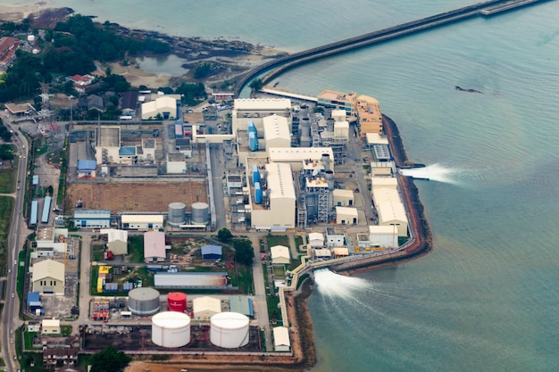 Planta industrial que utiliza agua de mar y la devuelve. Uso de recursos naturales, contaminación del agua.