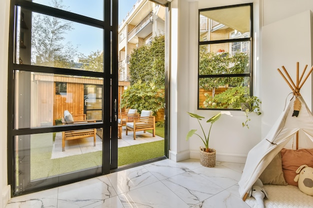 Planta en maceta junto a la ventana