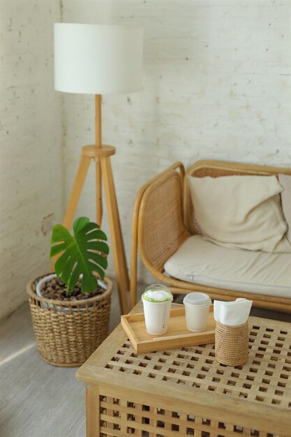 Planta en maceta en la mesa en el hogar