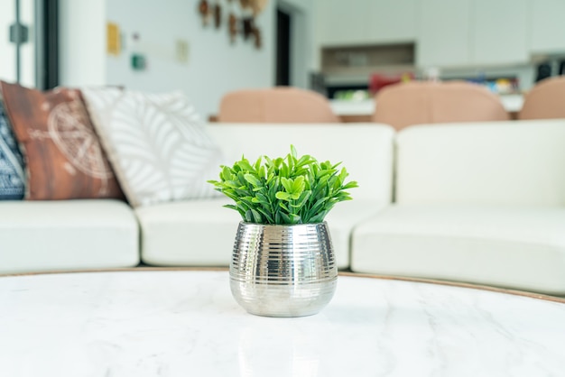 planta na decoração do vaso na mesa da sala de estar