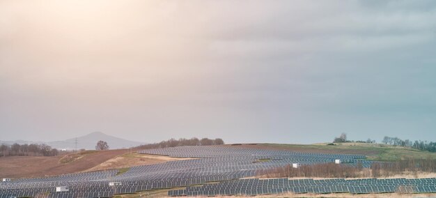 Planta de paneles solares Paneles fotovoltaicos PV en el fondo del cielo Planta de energía solar Paneles solares azules Una fuente alternativa de electricidad Granja solar