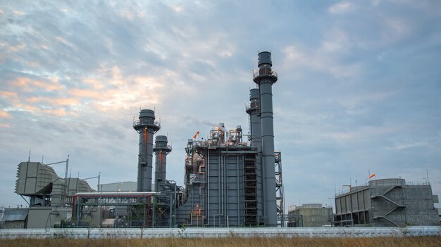 Planta petroquímica no crepúsculo