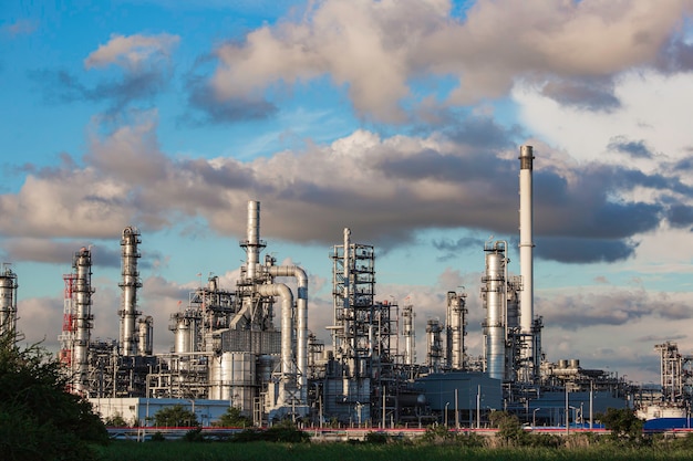 Planta de refinería de petróleo y columna de torre de la industria petroquímica en tanque industrial de petróleo y gas con cielo azul de nubes de fondo