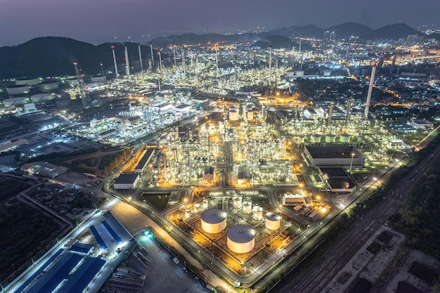 Foto planta de refinería de petróleo en la noche