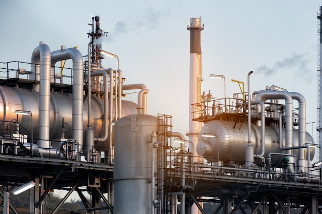 Foto planta de la refinería de petróleo o química industrial en la mañana para el concepto industrial.