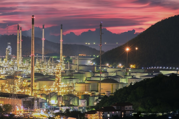 Foto planta de refinería de petróleo, tanque de aceite y almacenamiento de aceite en la puesta del sol. refinería de petróleo tailandesa en tailandia.