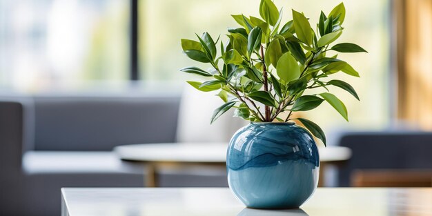 Una planta verde en un jarrón azul en una mesa de mármol