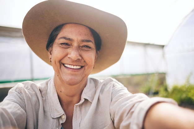 Plantas agrícolas y selfie de una mujer feliz en un invernadero orgulloso de las pequeñas empresas y la agricultura sostenibles Retrato de un agricultor maduro en el crecimiento de una granja de hortalizas en verano y el emprendimiento agrícola