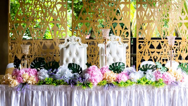 Foto plantas com flores roxas contra a parede