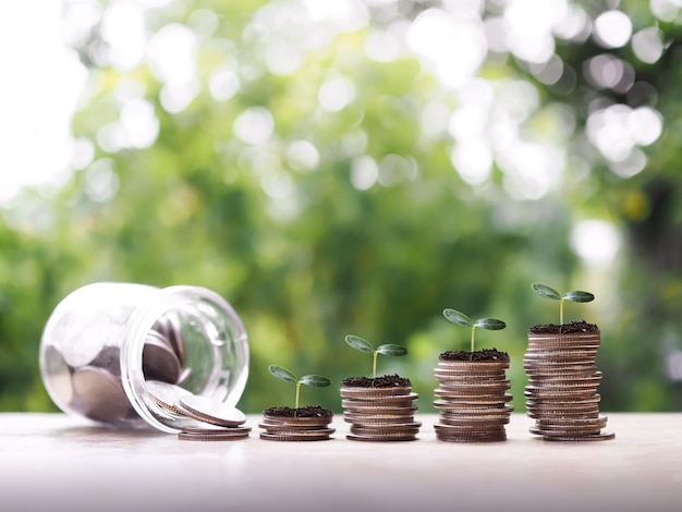 Foto plantas crescendo em uma pilha de moedas o conceito de economizar dinheiro investimento financeiro e crescimento de negócios