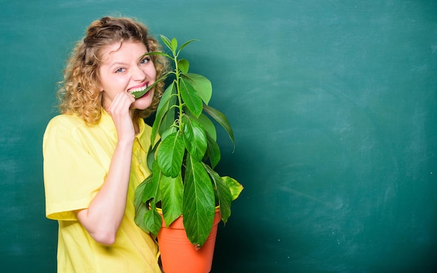 Plantas de casa fáceis Botânica é sobre plantas flores e ervas Cuide bem das plantas de casa Garota segure a planta no vaso Loja de flores Jardim em casa Plantas de casa benefícios e influência positiva na saúde