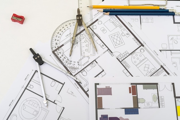 Plantas de casas com instrumentos de desenho de ferramentas de trabalho nos projetos de mesa de trabalho do apartamento