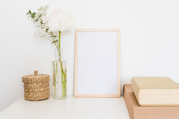 Plantas decorativas e flores em uma casa