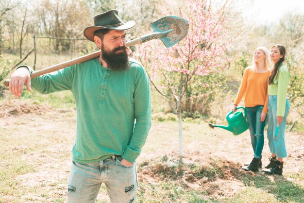 Plantas e jardinagem como retrato de hobby de primavera de agricultor caucasiano com homem de pá pronto para o trabalho