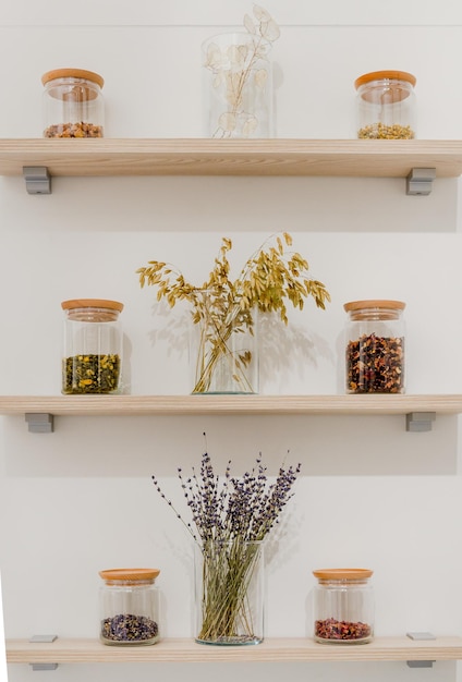 Foto plantas em vaso na mesa em casa