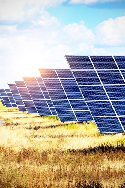 Plantas de Energía Solar. Paneles solares en el fondo del cielo. energía alternativa