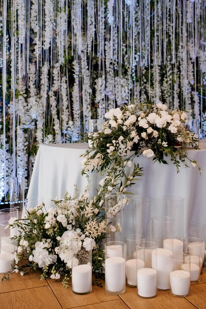 Foto plantas con flores blancas en la nieve