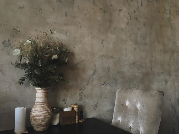 Plantas en maceta en la mesa en casa