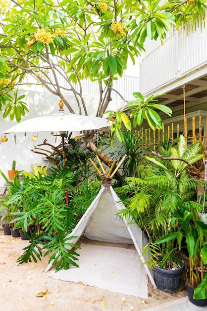 Plantas verdes al aire libre con pared blanca