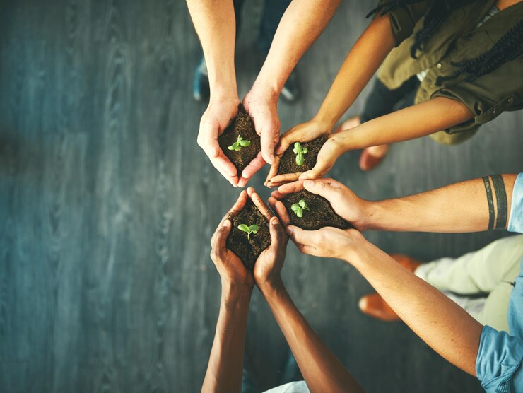 Foto plante a sustentabilidade e o espaço com as mãos dos empresários para trabalho em equipe terra ou ambiente de cima crescimento da colaboração e maquete com funcionários e solo para futura parceria ou investimento