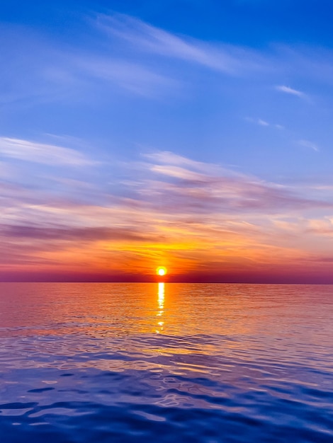 Plantilla de diseño de mar de verano Hermosa puesta de sol en la playa tropical y la luz del sol en el horizonte