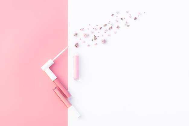 Plantilla de diseño de moda con diseño de brillo de labios rosa tierno uno abierto con decoración de flores pequeñas sobre fondo rosa pastel y blanco Estilo plano Espacio de copia Mockup para su diseño
