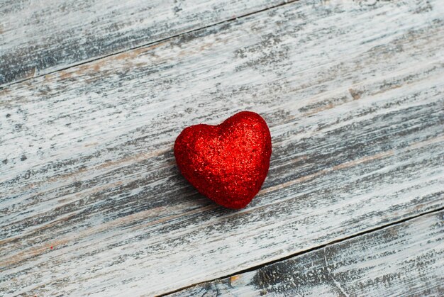 Plantilla de felicitación del día de San Valentín con fondo de madera natural de corazón rojo