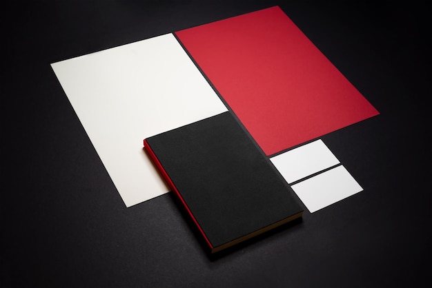 Foto plantilla de maqueta de marca de papelería con superficie oscura
