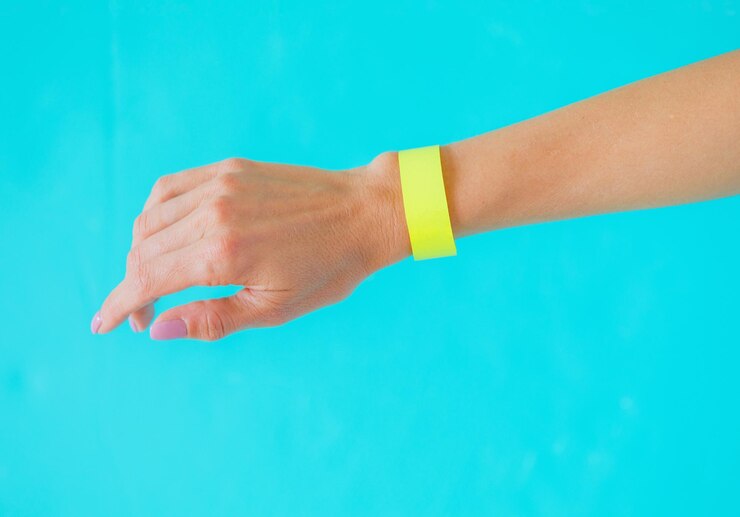 Foto plantilla de maqueta de pulsera de pulsera de brazo amarillo