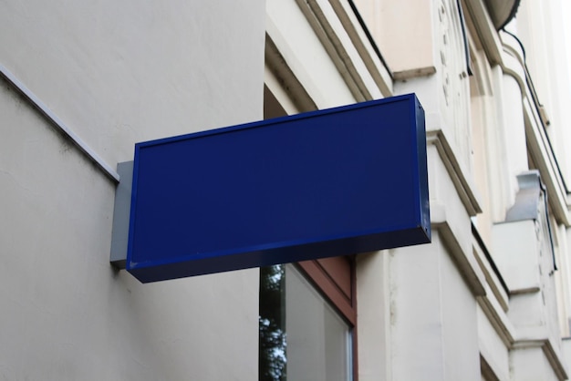 plantilla de modelo de letrero colgado al aire libre montado en la pared para la presentación del logotipo
