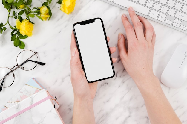 Foto plantilla de smartphone en vista superior encima de espacio de trabajo