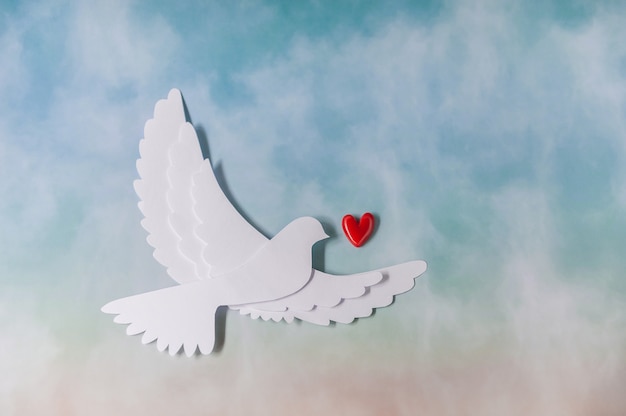 Plantilla de tarjeta de felicitación del día mundial de la paz. Silueta de paloma con corazón rojo.