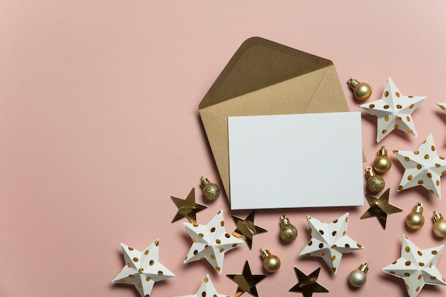 Plantilla de tarjeta de Navidad maqueta Tarjeta en blanco con sobre sobre fondo rosa