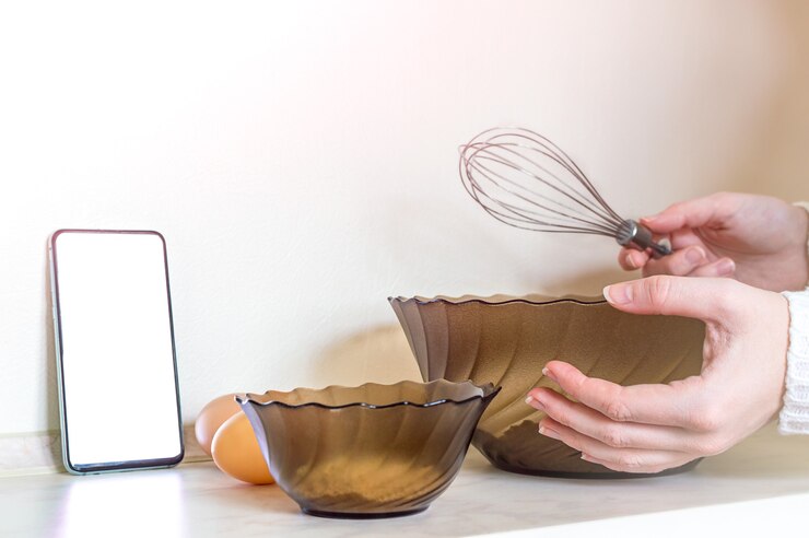 Foto plantilla de teléfono inteligente para mostrar aplicaciones de cocina. cocinar con receta desde su teléfono