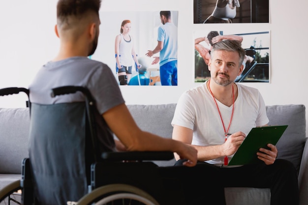 Foto planung der physiotherapie des mannes