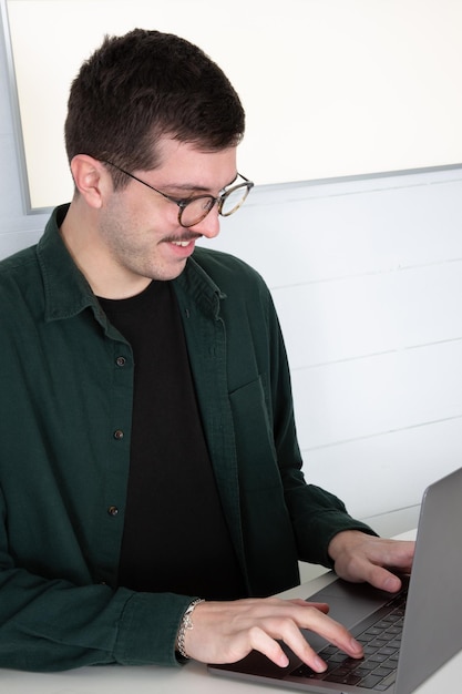 Planung eines gutaussehenden Mannes mit Schnurrbartarbeit vor dem Laptop