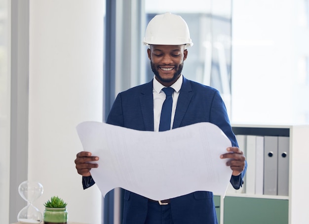 Planung und Architekt des schwarzen Mannes mit Blaupause für Architekturbau und Bauunternehmer im Büro beim Lesen des Gebäudeplans Technisches Design und Ingenieurarbeit glücklicher Geschäftsmann und Industrie