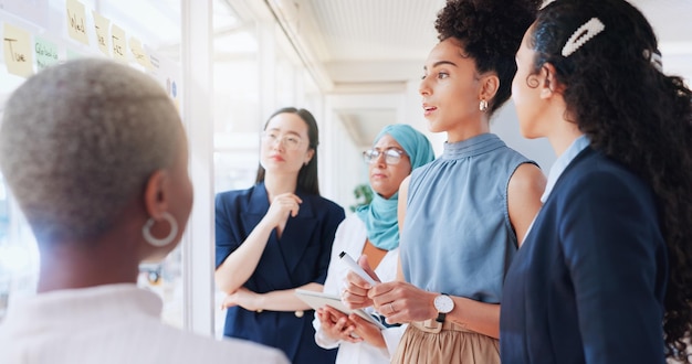 Planung von Haftnotizen und Geschäftsfrauen in Meetings setzen sich im Büro zusammen