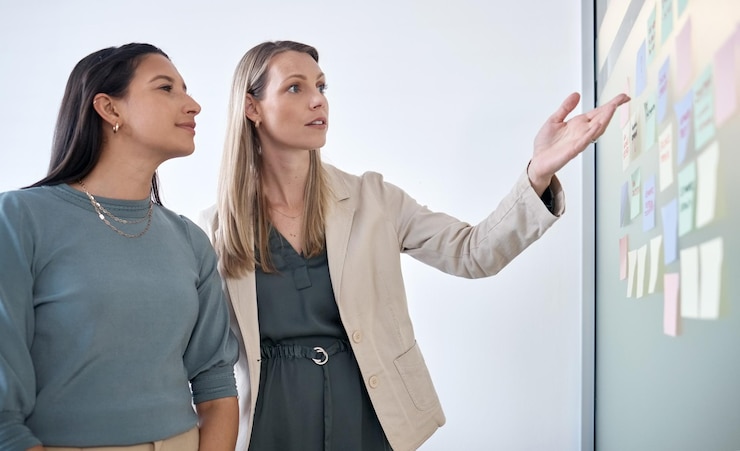 Foto planung von ideen und geschäftsleuten frauen im büro in diskussion für teamarbeit zusammenarbeit und coworking bei projekten begegnung mit startup-unternehmen und menschen mit klebrigen notizen für lösungsforschung oder brainstorming