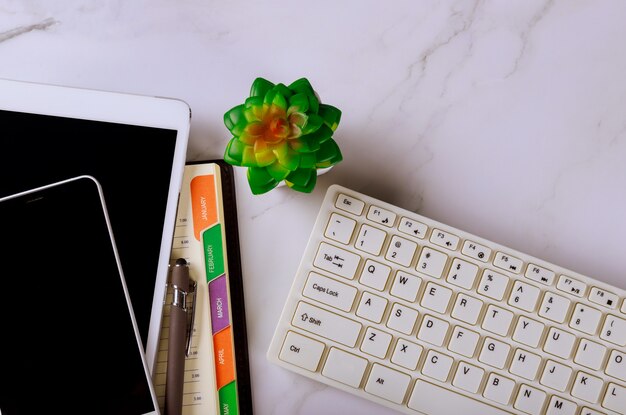 Planungskonzepte Stift auf Notizbuch Wochenkalender mit Smartphone und Computertastatur