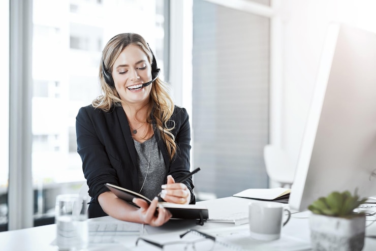 Foto planungssekretärin und weibliche empfangsdame im büro, während sie an der kundensupportkommunikation arbeiten, callcenter-telemarketing und glückliche agentin mit crm-strategie mit desktop am arbeitsplatz