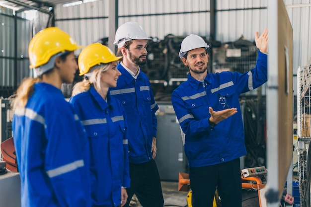 Foto planversammlung der mitarbeiter des ingenieurteams, der mitarbeiter der anlage, der arbeitssicherheitstechniker, der planungsprozess der gruppe