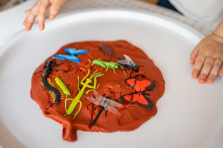 Foto plasticina e brinquedos insetos para brincar desenvolvimento sensorial e vivências atividades temáticas com crianças desenvolvimento da motricidade fina