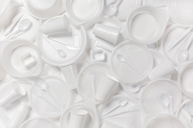 Plástico de alimentos sobre fondo gris. Concepto de reciclaje de plástico y ecología. Desperdicios plásticos.