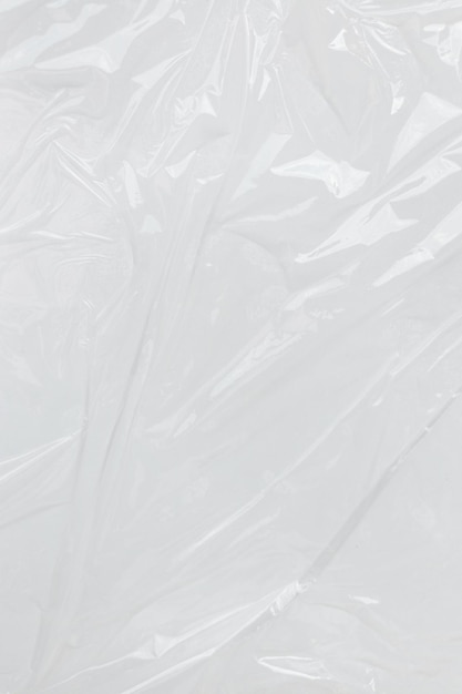Plástico arrugado transparente vertical plástico blanco o bolsa de polietileno textura macro fondo blanco.